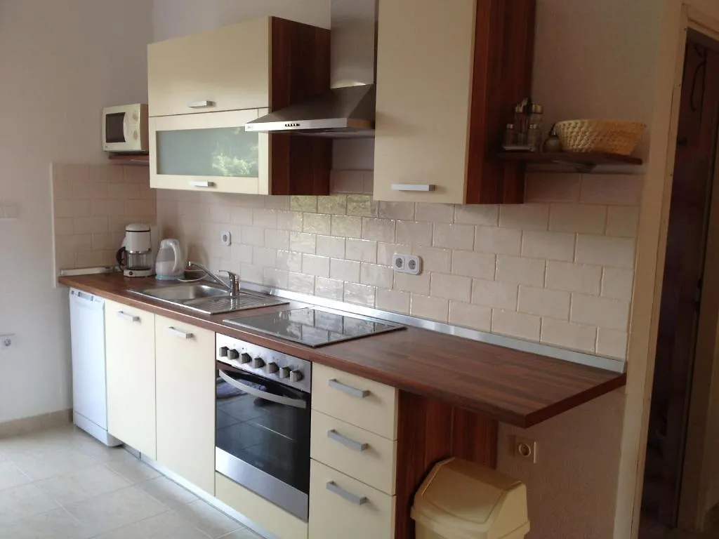 L&L Apartments Vir 0*,